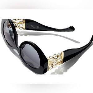 CHANEL 
Oval Sunglasses CH5543A
Full Inclusion